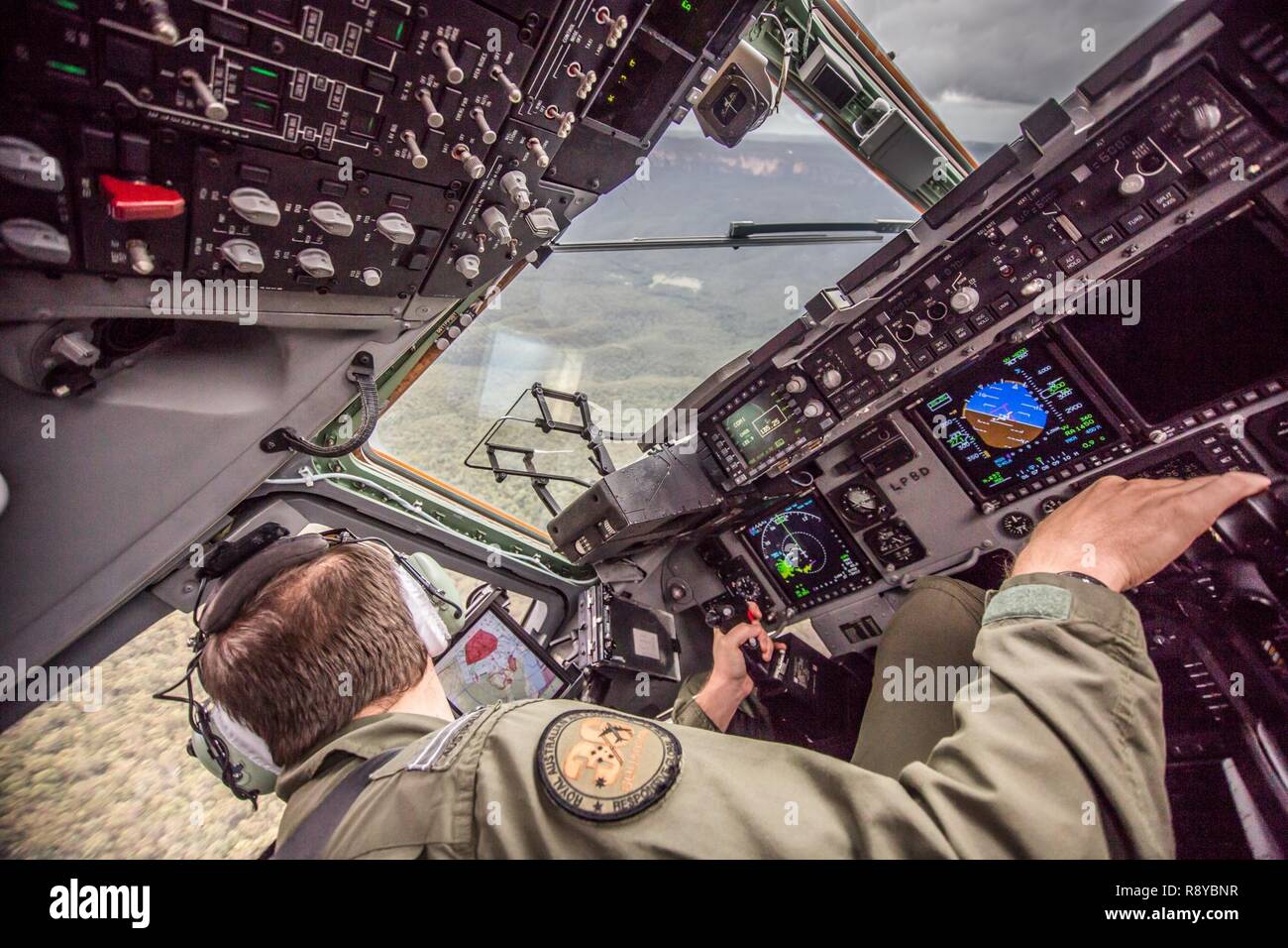 Royal Australian Air Force Flying Officer Doug Izatt, eine C-17 Globemaster III Pilot mit der Nr. 36 Squadron, nimmt in einer defensiven Systeme Training während der Fortgeschrittenen Taktiken Aircrew Kurs (ATAC), oberhalb der Blue Mountains, Australien, 9. März 2017. ATAC wird durch die erweiterte Luftbrücke Taktik Training Center durchgeführt, gegründet aus St. Joseph Mo., das die Mission der Erhöhung der Kriegsführung Wirksamkeit und Überlebensfähigkeit der Mobilität der Streitkräfte. Es ist das erste Mal, dass die AATTC Schulungen im Ausland gelehrt hat. Stockfoto