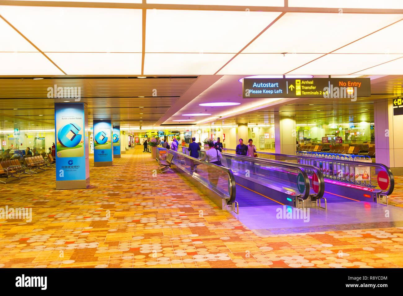 Singapur - Januar 16, 2017: Menschen in Bewegung auf travellator mit Gepäck am Flughafen Changi, Singapur Stockfoto