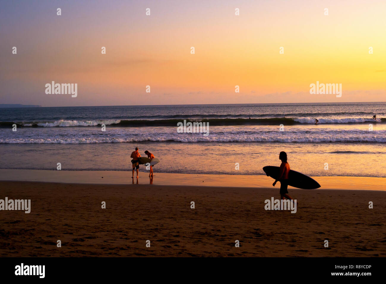 Surfer am Strand an der malerischen Sonnenuntergang, Bali, Indonesien Stockfoto