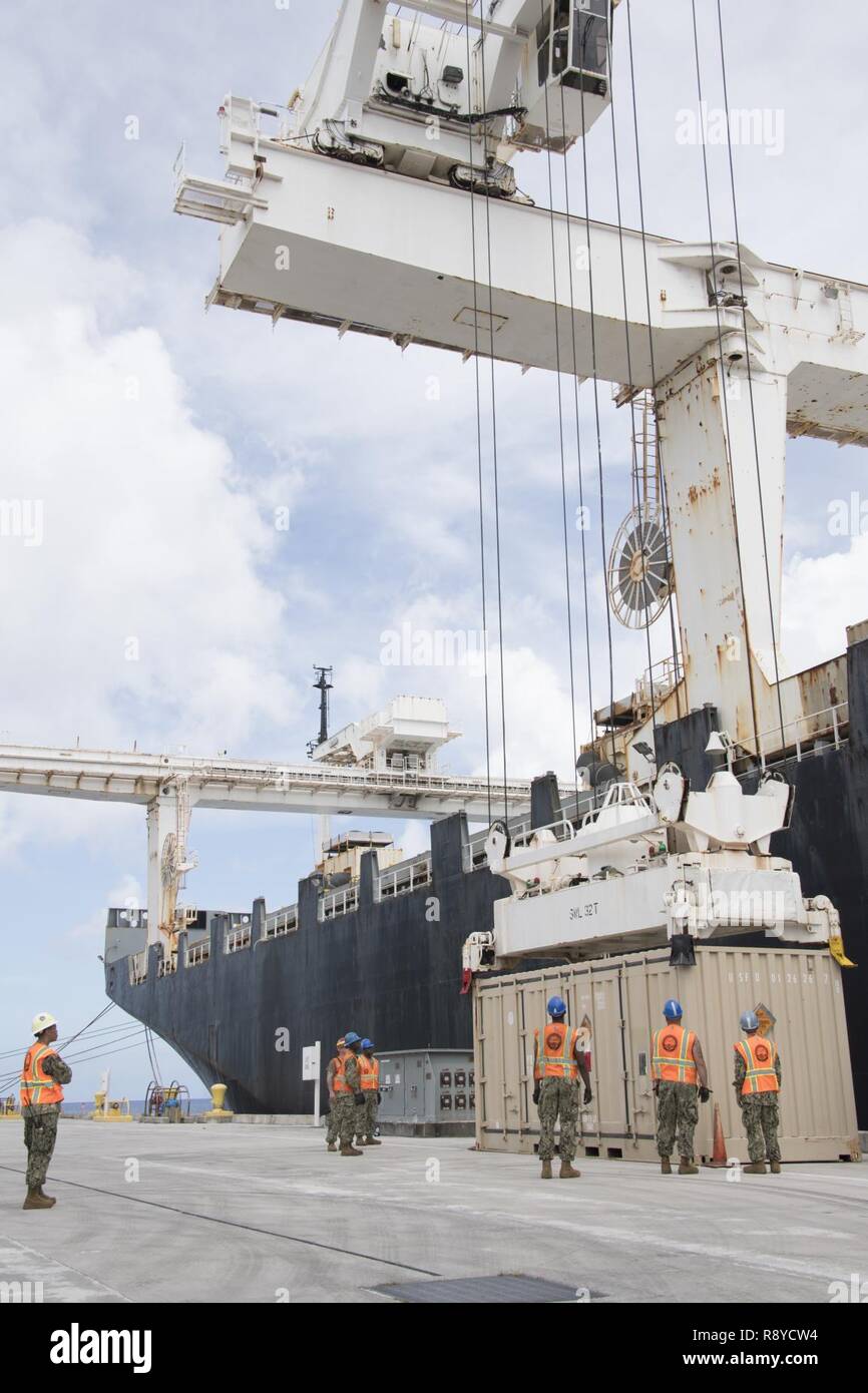 Segler zugeordnet Marine Cargo Handling Bataillon 1 (1) führen Sie NCHB ladungsumschlagsbetriebs an Bord der Military Sealift Command Schiff MV großen Bernard F. Fischer (T-AK-4396) am Marinestützpunkt Guam März 8, 2017. NCHB 1 ist der Marine nur Active Duty cargo handling Bataillon und ist eine schnell einsetzbare Bedieneinheit der Marine Expeditionary Combat Command für das Laden und Entladen von Schiffen und Flugzeugen in allen klimatischen Bedingungen und Bedrohung. Stockfoto