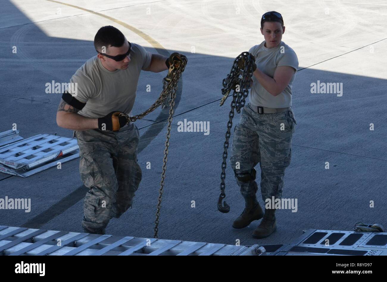 Senior Airman Tyler Hazel (links) und Master Sgt. Tawny Lanati, Last team NCOIC, bereiten die Küstenwache mit den Upload zu unterstützen. Lanati mehrere Küstenwache Mitglieder in die richtige Krawatte ausgebildet - Verfahren während der interagency Patriot Sands Übung. Stockfoto