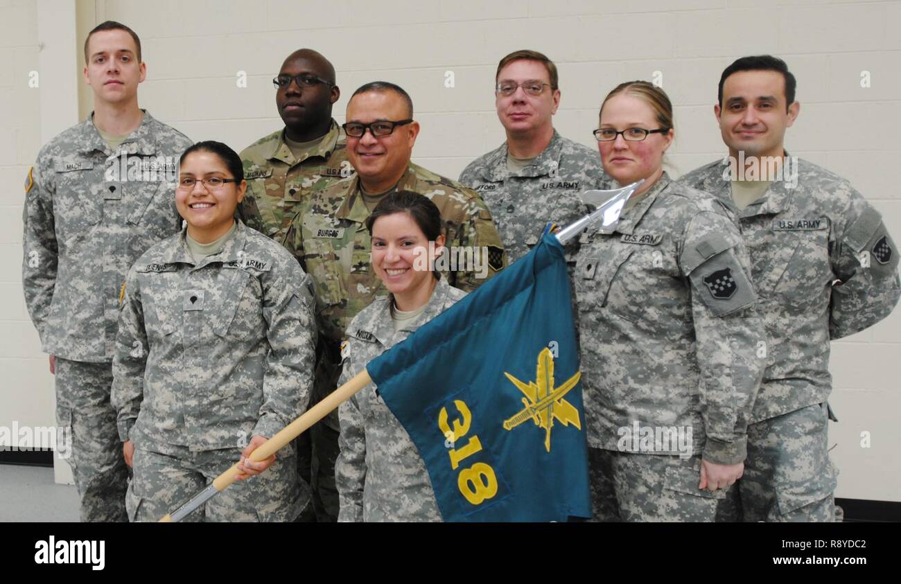 Forest Park, Illinois - SPC. Nathan Mach, SPC. Christopher Madkins, Sgt. 1. Klasse Darrin McDufford und Sgt. Alfonso Corral (hintere Reihe); SPC. Alejandra Duenas, SPC. Nicole Nicolas und SPC. Jacquelyn Mathieu (vordere Reihe) Der 318. Drücken Sie Camp Headquarters im Forest Park, Illinois entfernt Pose mit Brig. Gen. Jose Burgos des 99th World unterstützt den Befehl nach dem Ändern des Befehls Zeremonie am 11. März 2017. Stockfoto