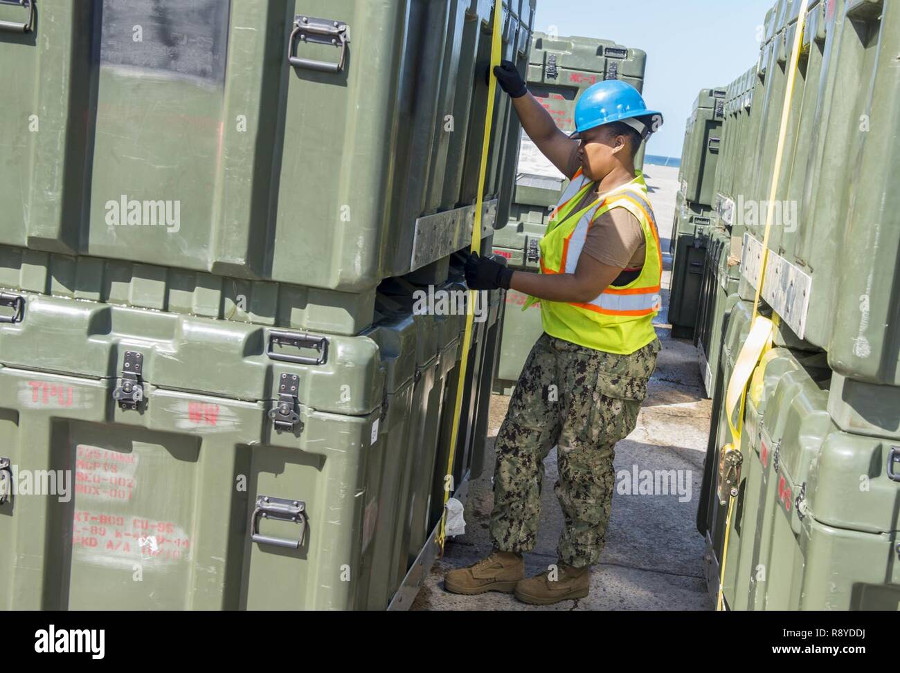 TRUJILLO, Honduras (5. März 2017) - der bootsmann Mate Seemann Jamesse Ingram, ein Eingeborener von Chicago zu Marine Cargo Handling Bataillon (NCHB) 1, sichert die Ladung zur Unterstützung der Fortsetzung Versprechen 2017 (CP-17) Ende der Operationen in Trujillo, Honduras. CP-17 ist ein US Southern Command - gefördert und U.S. Naval Forces Southern Command/USA Flotte - durchgeführt Einsatz zivil-militärische Operationen durchzuführen, einschließlich humanitärer Hilfe, Ausbildung Engagements und medizinische, zahnmedizinische und veterinärmedizinische Unterstützung in einer Bemühung, US-Unterstützung und Engagement in Zentral- und Südamerika zu zeigen. Stockfoto TRUJILLO, Honduras (5. März 2017) - der bootsmann Mate Seemann Jamesse Ingram, ein Eingeborener von Chicago zu Marine Cargo Handling Bataillon (NCHB) 1, sichert die Ladung zur Unterstützung der Fortsetzung Versprechen 2017 (CP-17) Ende der Operationen in Trujillo, Honduras. CP-17 ist ein US Southern Command - gefördert und U.S. Naval Forces Southern Command/USA Flotte - durchgeführt Einsatz zivil-militärische Operationen durchzuführen, einschließlich humanitärer Hilfe, Ausbildung Engagements und medizinische, zahnmedizinische und veterinärmedizinische Unterstützung in einer Bemühung, US-Unterstützung und Engagement in Zentral- und Südamerika zu zeigen. Stockfoto