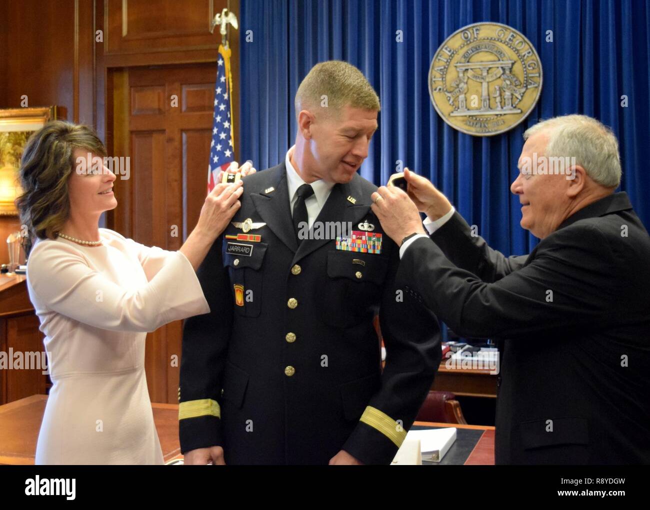 Georgia Regler Nathan Deal leitet die Förderung von Generalmajor Joe Jarrard, Adjutant General von der Georgia Nationalgarde, während einer Zeremonie am State Capitol. Jarrard erhält seinen neuen Rang von Beschäftigen und Susan Jarrard. Stockfoto