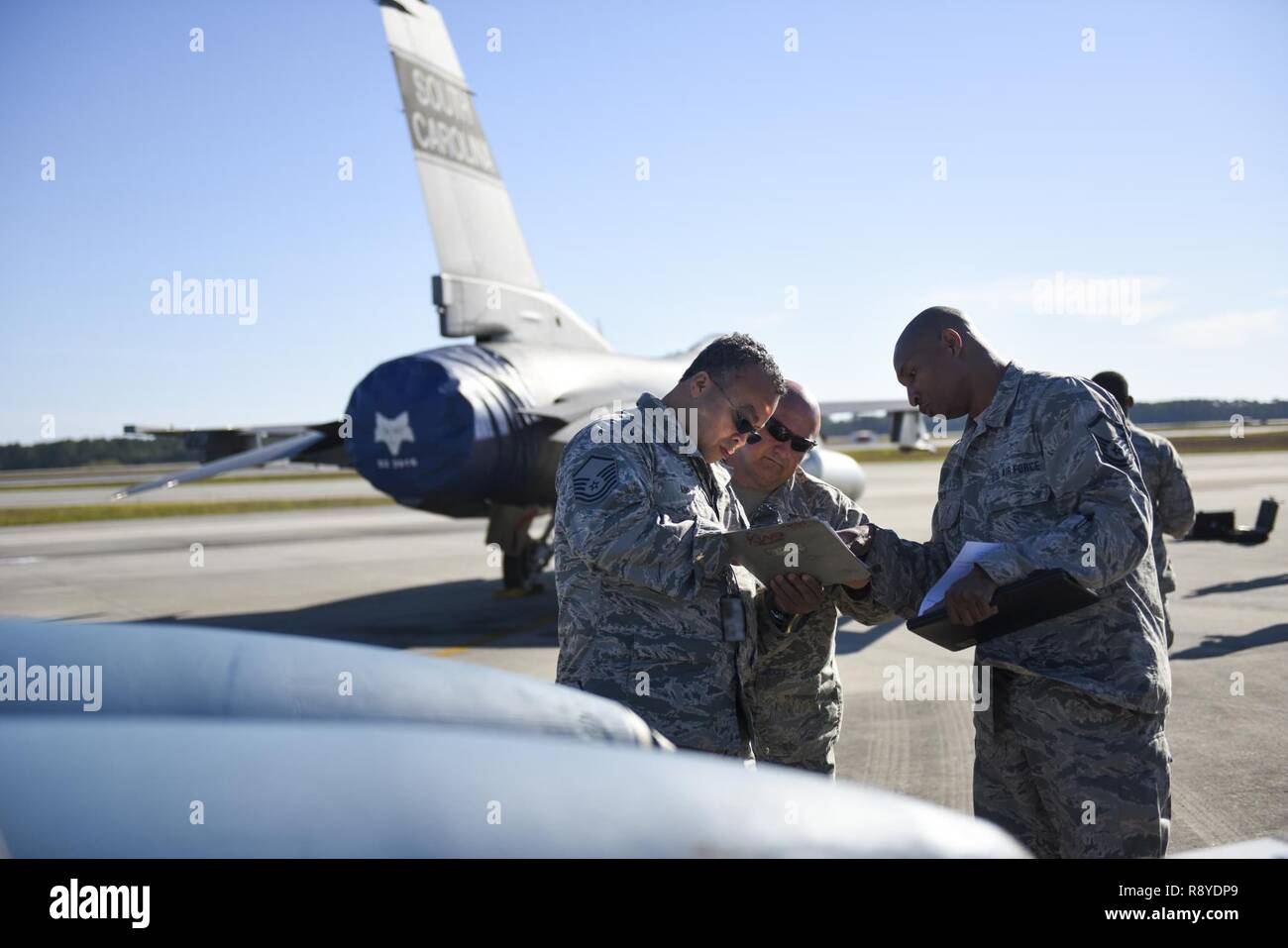 Us Air Force Master Sgt. Anthony King, Chief Master Sgt. Harold Nash und Master Sgt. Michael Irick, von links nach rechts, von der 169th Maintenance Group, die Konfiguration der Aufteilung von Bomben zu Kampfjets in der Tyndall Air Force Base in Florida am März 11, 2017 diskutieren. Mehr als 200 Flieger von der 169th Fighter Wing, South Carolina Air National Guard eingesetzt werden für die Waffensysteme Auswertung Programms (WSEP). Der WSEP Zweck ist die Fähigkeit einer Einheit, um effektiv Munition durch alle Stadien liefern zu bewerten, von Munition, Waffen laden auf das tatsächliche Start- oder Fallenlassen der Weap bauen Stockfoto