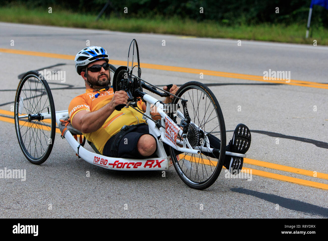 Mann in einem Rollstuhl Zyklus im Jahr 2018 Dayton Air Force Marathon teilnehmen. Stockfoto