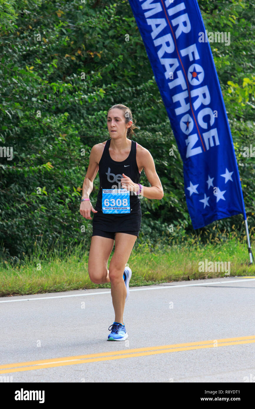 Frau Läufer in die 2018 Dayton AirForce Marathons. Stockfoto