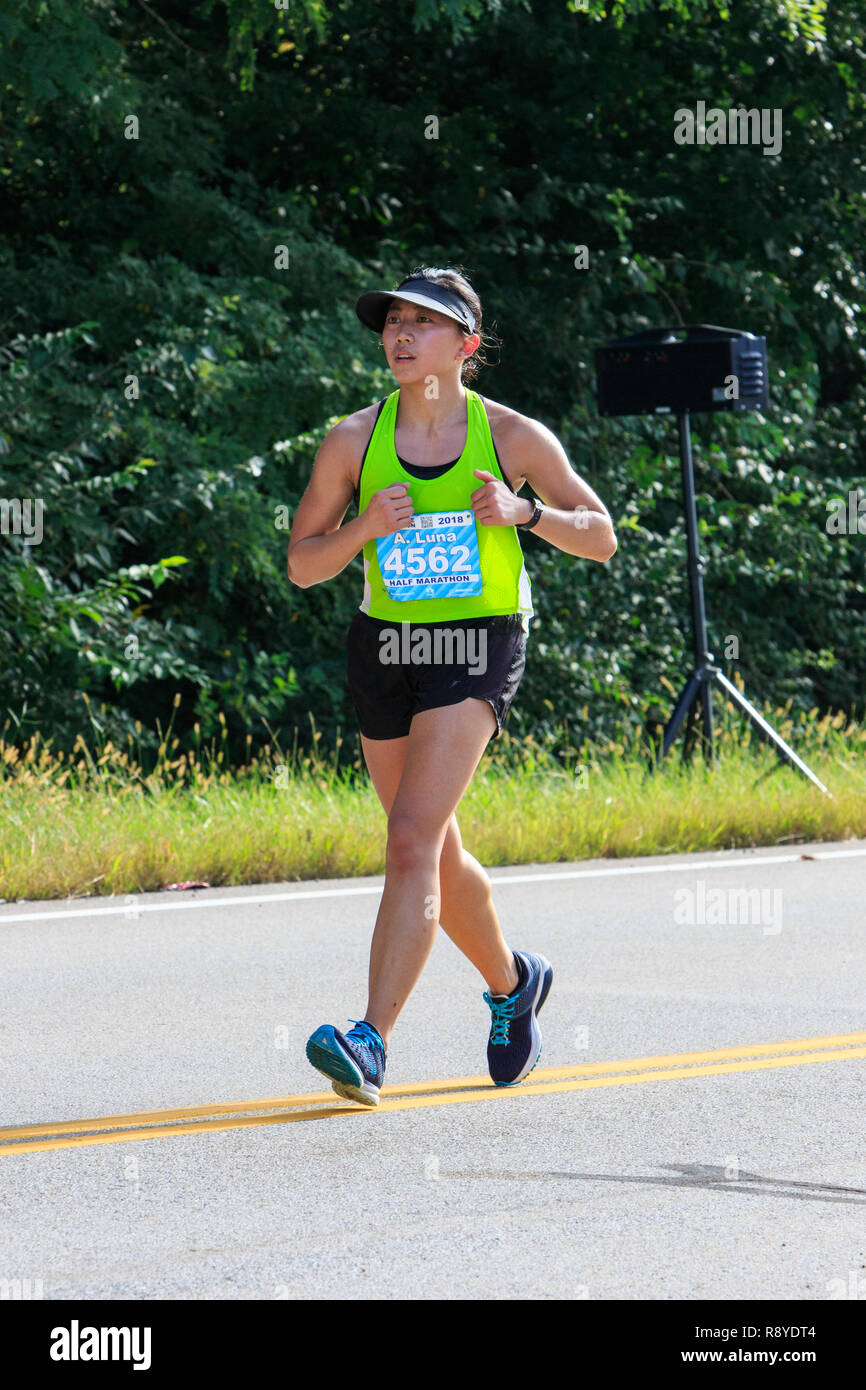 Frau Läufer in die 2018 Dayton AirForce Marathons. Stockfoto