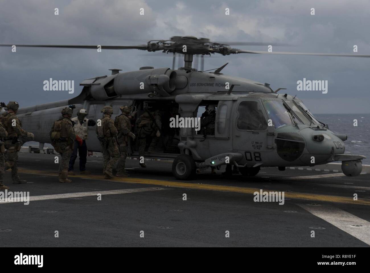 Philippinischen MEER (14. März 2017) Marines, zugeordnet zu den 31 Marine Expeditionary Unit (MEU), begeben Sie sich einem MH-60S Sea Hawk, zugeordnet zu den Hubschrauber Meer Combat Squadron (HSC) 25, während schnelle Seil Training auf dem Flugdeck des Amphibious Assault ship USS BONHOMME RICHARD (LHD6) zur Unterstützung von Amphibischen integrierte Ausbildung (AIT). AIT ist so ausgelegt, dass alle Elemente der Bonhomme Richard Expeditionary Strike Group (BHR ESG) und 31 MEU ihre Fähigkeit zur Planung und Mission wesentliche Aufgaben ausführen, um Test zu integrieren. Bonhomme Richard, dem Flaggschiff der BHR ESG, mit Eingeschifft 31 MEU, ist auf eine Routine pa Stockfoto