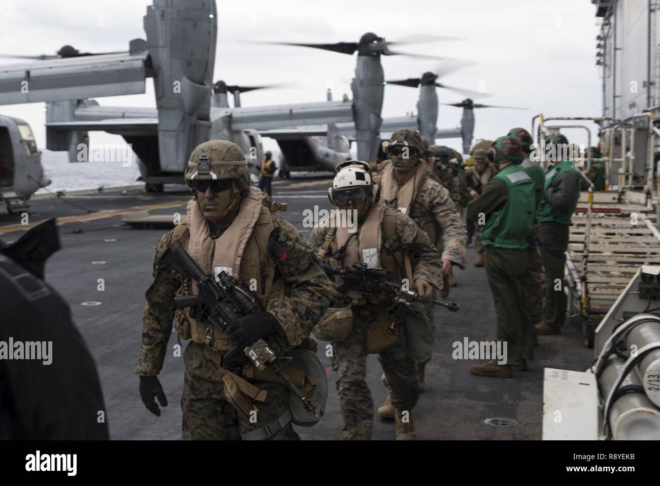 EAST CHINA SEA (16. März 2017) Marines, zugeordnet zu den 31 Marine Expeditionary Unit (MEU), bereiten sich einzuschiffen, ein MV-22 B Osprey, zugeordnet zu den "Flying Tigers" der Marine Medium Tiltrotor Squadron (VMM) 262, auf dem Flugdeck des Amphibious Assault ship USS BONHOMME RICHARD (LHD6) während einer Air Assault Übung in der Unterstützung von Amphibischen integration Training (AIT). AIT ist so ausgelegt, dass alle Elemente der Bonhomme Richard Expeditionary Strike Group (BHR ESG) und 31 MEU ihre Fähigkeit zur Planung und Mission wesentliche Aufgaben ausführen, um Test zu integrieren. Bonhomme Richard, dem Flaggschiff der BHR ESG, w Stockfoto
