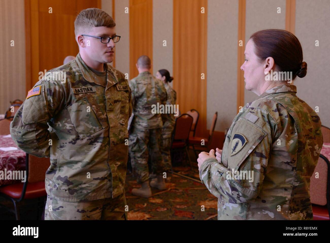 U.S. Army Command Sgt. Maj. Sheryl Lyon (rechts), die US-Army Europe Senior Advisor angeworben, Gespräche mit einem geistlichen Assistenten (links), auf die 2.Kavallerie Regiment zugeordnet, die während der Funktionsprüfung religiöse Unterstützung Leadership Training (ORSLT), an der Edelweiss Lodge and Resort in Garmisch, Deutschland, 16. März 2017. U.S. Army Europe ORSLT ist eine jährliche Schulung für die US-Armee die Kapläne und Kaplan Assistenten, aus ganz Europa, zusammen zu arbeiten, um die verschiedenen Einheiten in ganz Europa mehr religiöse Unterstützung zu bieten. Stockfoto