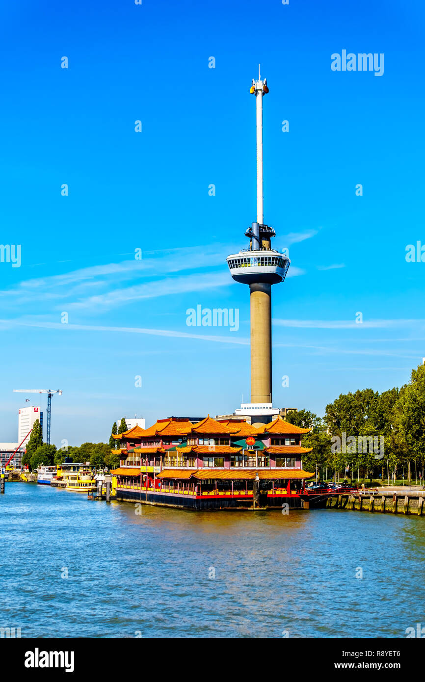 Der Euromast Turm mit einem schwebenden Chinesische Restaurant gesehen vom Boot auf dem Fluss Nieuwe Maas im Hafen von Rotterdam in den Niederlanden Stockfoto