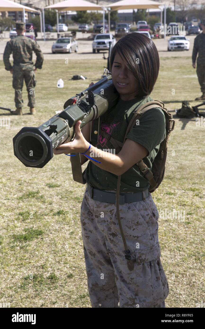 Die Frau eines Marine mit 3.BATAILLON, 4 Marine, 7 Marine Regiment, hält einen M136 bei 4 Trainer bei Del Valle Feld während des Bataillon Jane Wayne Tag an Bord Marine Corps Air Ground Combat Center, Twentynine Palms, Calif., 8. März 2017. Stockfoto