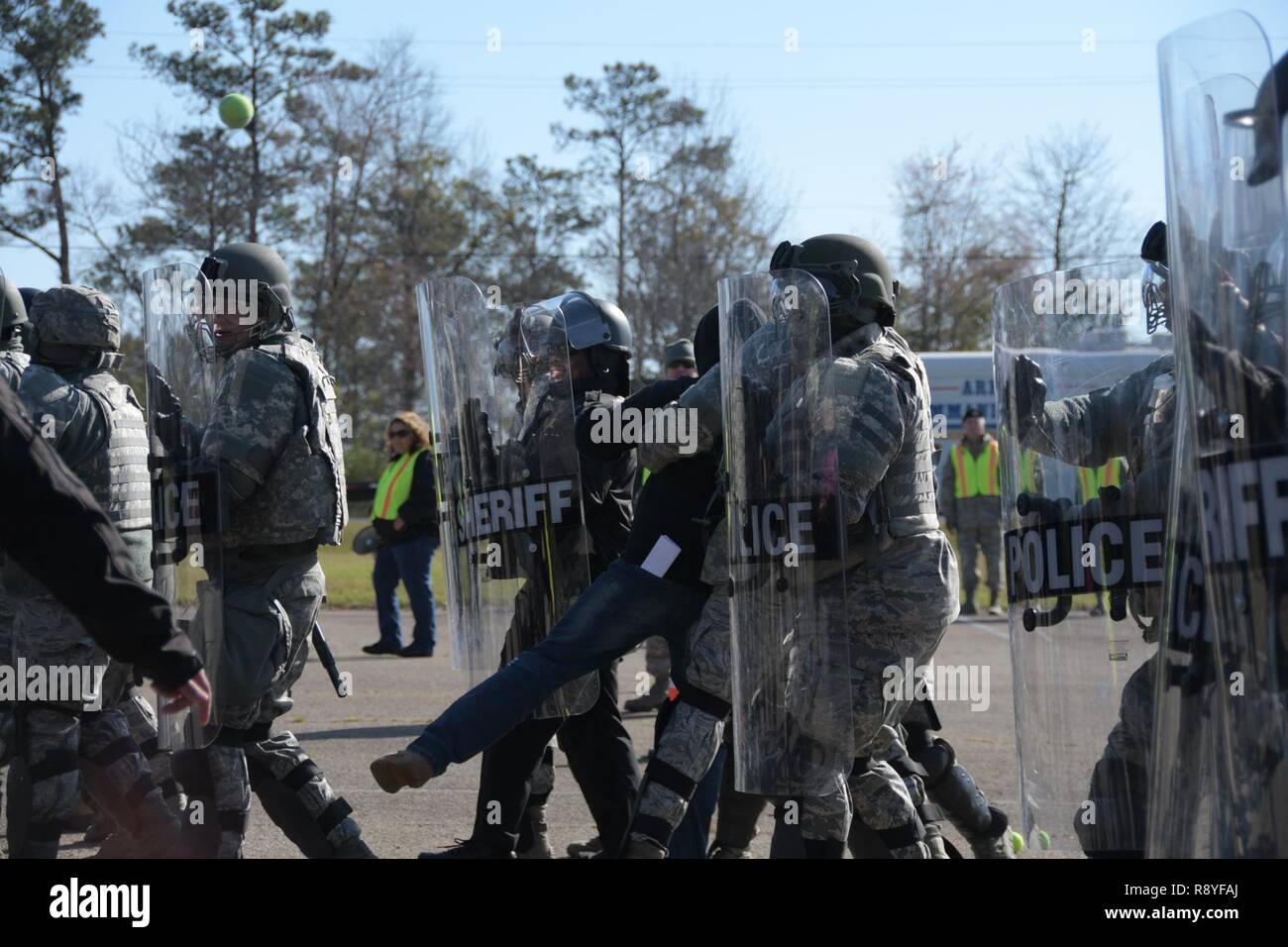 Us Air Force Security Forces Flieger aus die 116. Air Control Wing und die 165 Airlift Wing, Georgia Air National Guard, zusammen mit Beamten Macon-Bibb County Sheriff's Office, Rettung, eine verantwortliche Verweigerer aus einem simulierten riot Während wachsam Guard 2017, eine Masse - Kontrolle ausübt, 15. März 2017, Macon, GA. Die Flieger in der dringlichkeitsbereitschaftübung Wachsam Guard teilgenommen haben Partnerschaften mit Macon-Bibb EMA und anderen Agenturen erfolgreich Crowd-Control Techniques während eines Hurrikans Simulation integrieren lassen, um die Sicherheit der Bürger bei Naturkatastrophen oder catas zu gewährleisten Stockfoto Us Air Force Security Forces Flieger aus die 116. Air Control Wing und die 165 Airlift Wing, Georgia Air National Guard, zusammen mit Beamten Macon-Bibb County Sheriff's Office, Rettung, eine verantwortliche Verweigerer aus einem simulierten riot Während wachsam Guard 2017, eine Masse - Kontrolle ausübt, 15. März 2017, Macon, GA. Die Flieger in der dringlichkeitsbereitschaftübung Wachsam Guard teilgenommen haben Partnerschaften mit Macon-Bibb EMA und anderen Agenturen erfolgreich Crowd-Control Techniques während eines Hurrikans Simulation integrieren lassen, um die Sicherheit der Bürger bei Naturkatastrophen oder catas zu gewährleisten Stockfoto