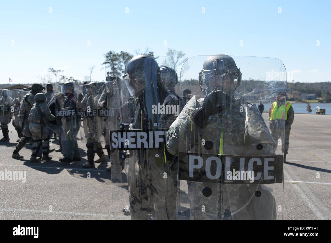 Us Air Force Security Forces Flieger aus die 116. Air Control Wing und die 165 Airlift Wing, Georgia Air National Guard, März Seite an Seite in eine militärische Strangbildung mit Offizieren aus dem Amt die Macon-Bibb County Sheriff's eine simulierte Aufstand der Schauspieler während einer Crowd-control Übung während der Wachsam Guard, 15. März 2017, Macon, GA. Die Flieger in der dringlichkeitsbereitschaftübung Wachsam Guard teilgenommen haben Partnerschaften mit Macon-Bibb EMA und anderen Agenturen erfolgreich Crowd-Control Techniques während eines Hurrikans Simulation integrieren, während die Sicherheit der Bürger zu gewährleisten. Stockfoto Us Air Force Security Forces Flieger aus die 116. Air Control Wing und die 165 Airlift Wing, Georgia Air National Guard, März Seite an Seite in eine militärische Strangbildung mit Offizieren aus dem Amt die Macon-Bibb County Sheriff's eine simulierte Aufstand der Schauspieler während einer Crowd-control Übung während der Wachsam Guard, 15. März 2017, Macon, GA. Die Flieger in der dringlichkeitsbereitschaftübung Wachsam Guard teilgenommen haben Partnerschaften mit Macon-Bibb EMA und anderen Agenturen erfolgreich Crowd-Control Techniques während eines Hurrikans Simulation integrieren, während die Sicherheit der Bürger zu gewährleisten. Stockfoto