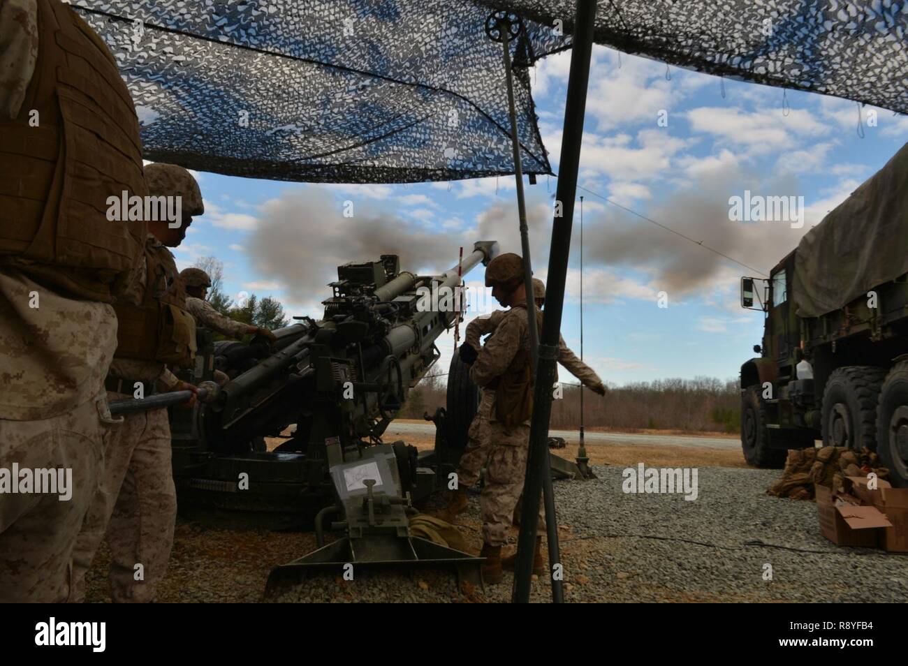 Marines aus der Grundschule (TBS) Verhalten live Fire Training auf der M 777, leichtes 155-mm-Haubitze an Bord der MCB Quantico. Stockfoto