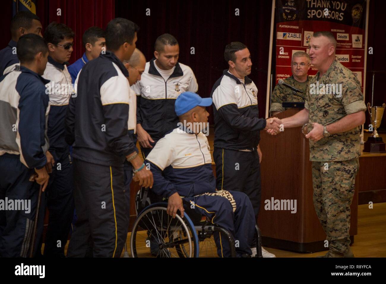 Verwundete Krieger Regiments Kommandeur Oberst Scott D. Campbell präsentiert Mitglieder des kolumbianischen Militärs eine Auszeichnung während der 2017 Marine Corps Studien schließen Abendessen, die Marine Corps Base Camp Pendleton, Calif., 15. März 2017. Das Marine Corps Studien fördert die Genesung und Rehabilitation durch adaptive sport Teilnahme und entwickelt die Kameradschaft unter Wiederherstellung-Mitglieder (RSM) und Veteranen. Es ist eine Gelegenheit für RSMs ihre Leistungen zu zeigen und dient als primärer Schauplatz Marine Corps die Teilnehmer für das DoD Krieger Spiele zu wählen. Stockfoto