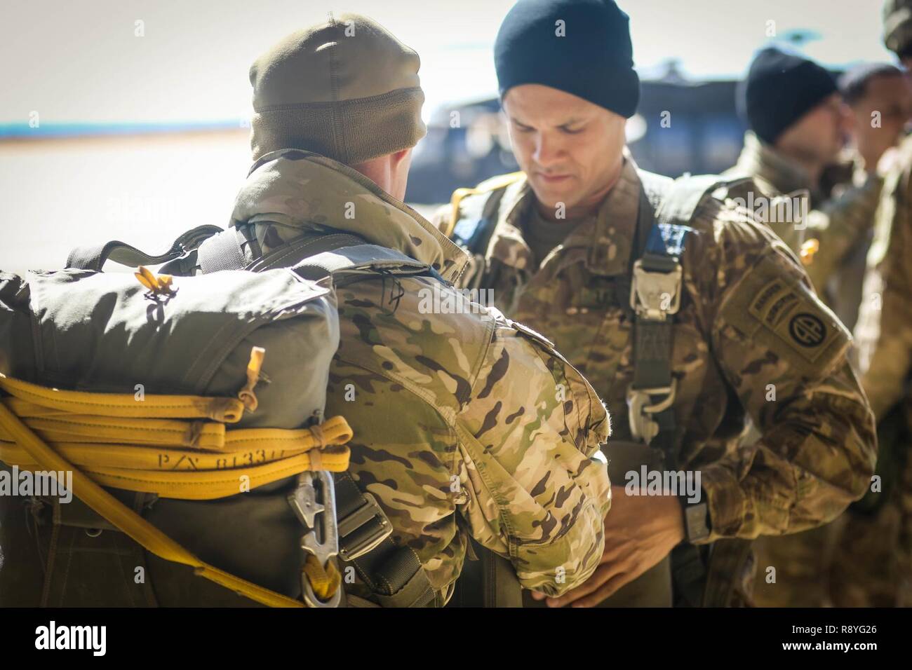 Mannschaftskameraden, in den besten Ranger Wettbewerb teilnehmenden prüfen. Gang der einzelnen Mitgliedstaaten vor dem luftgestützten Hilfsaktionen auf Holland Drop Zone in Fort Bragg, N.C., 16. März durchzuführen. Stockfoto