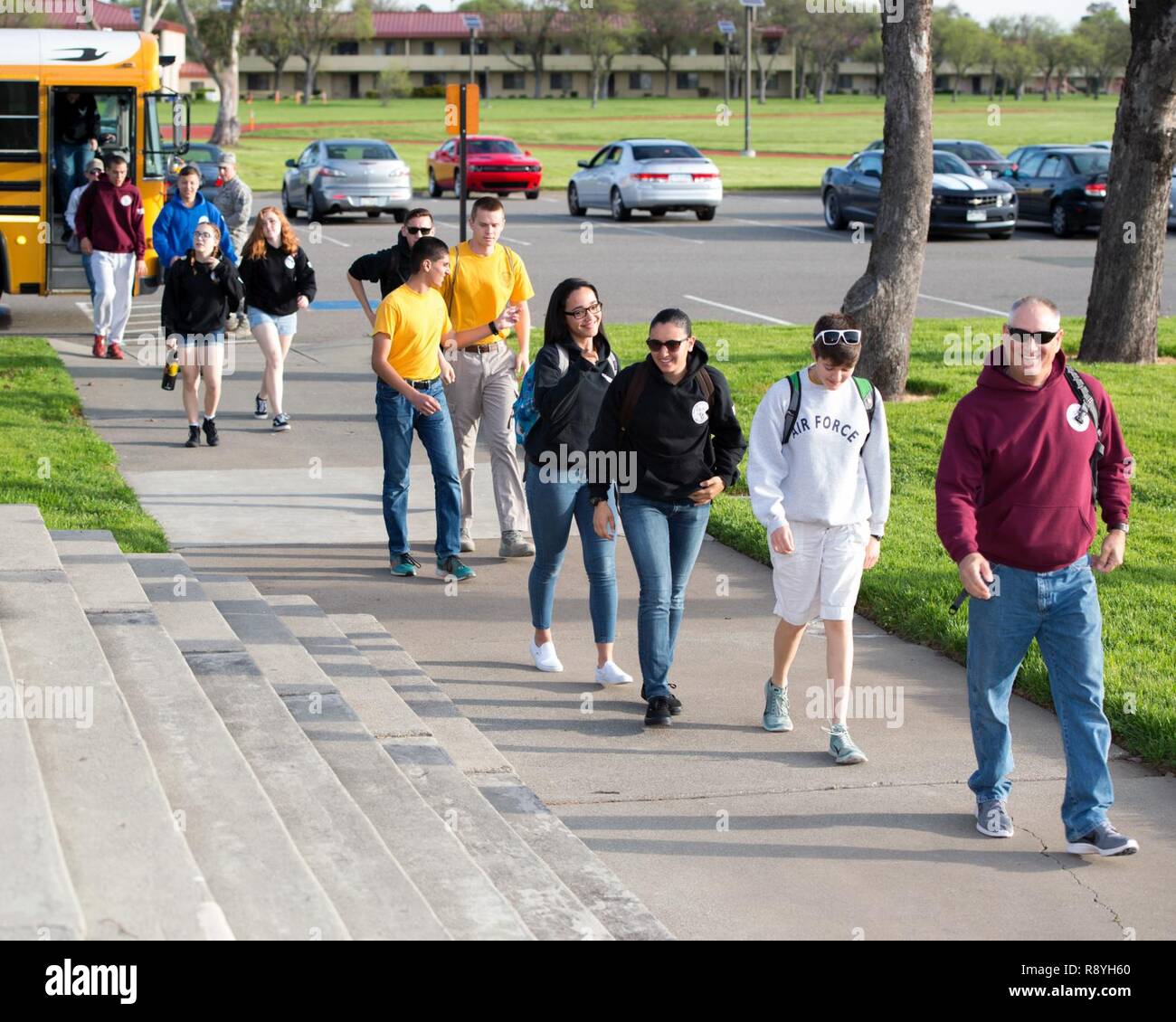 High School Students Arrive At School Stockfotos Und Bilder Kaufen Alamy