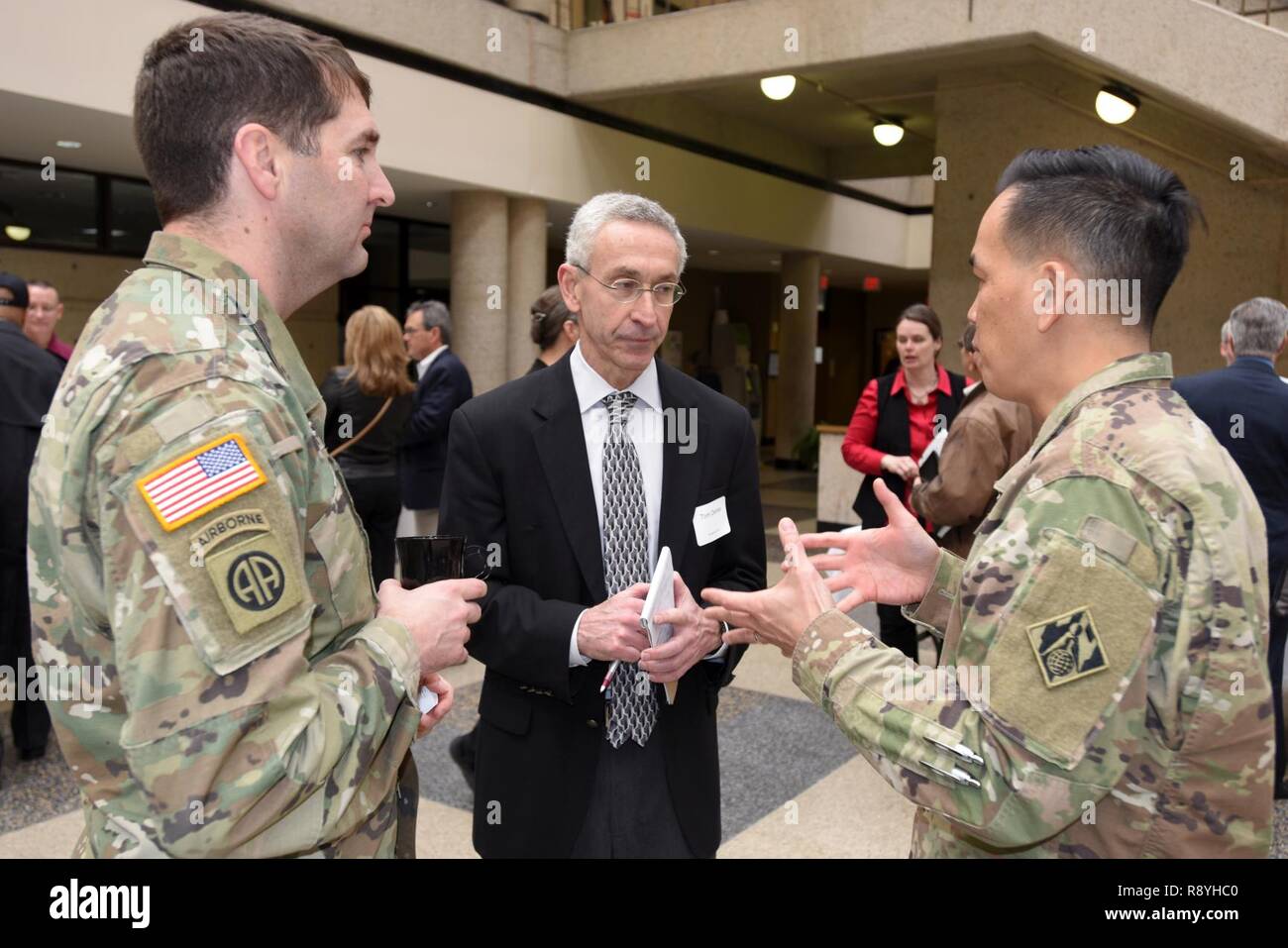 Brig. Gen. Mark Toy (Rechts), US-Armee Korps der Ingenieure großen Seen und Ohio River Division Commander, und Oberstleutnant Stephen Murphy, Nashville District Commander, sprechen mit Tom Denes, Senior Vice President von arcadis, ein Ingenieurbüro in Hannover, Md., während der ersten jährlichen Nashville Bezirk Small Business Opportunities Open House an der Tennessee State University in Nashville, Tennessee, 16. März 2017. (USACE Stockfoto