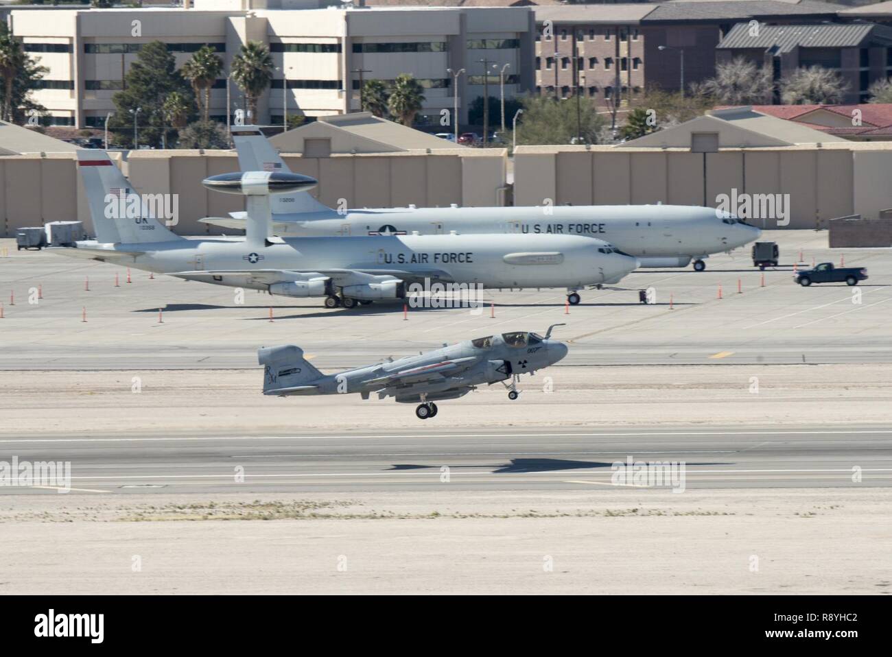 Eine EA-6B Prowler Flugzeuge aus dem 2 MAW/VMAQ-4 aus der Marine Corps Air Station, Cherry Point, NC, zieht aus Nellis AFB, Nevada, USA, zur Unterstützung der Red Flag 17-2. Die rote Fahne Übung ist eine realistische Combat Training übung für die Luftstreitkräfte der Vereinigten Staaten, ihre Verbündeten und Koalitionspartner, und ist auf der riesigen schießwesen reicht der 2,9 Millionen Hektar großen Nevada Test und Training Strecke, eine primäre Ausbildung Bereich mit Nellis Air Force Base in Nevada durchgeführt wurde. Die Übung bringt in mehr als 100 Flugzeugen und 3000 Mitarbeitern mit dem Ziel der Vorbereitung der Kommandanten und Service für Mitglieder Stockfoto
