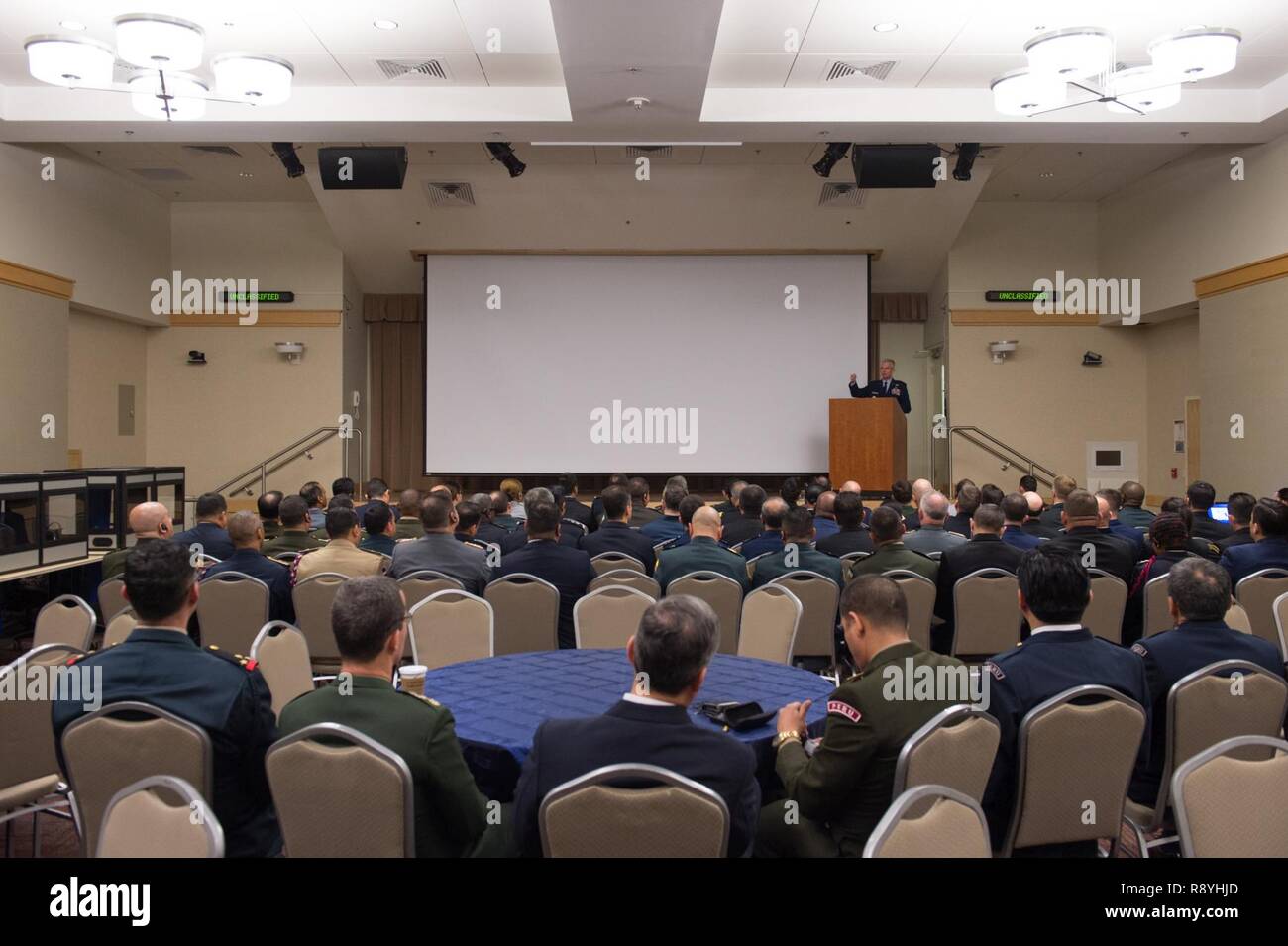 Eine Inter-American Defense College (IADC) Klasse 56 Schüler wirft eine Frage zu Gastredner, US Air Force General Paul J. Selva, der stellvertretende Vorsitzende des Generalstabs, im Pentagon, 17. März 2017. Das IADC ist eine internationale Organisation, die ein multidisziplinäres, graduate-Studium bietet Studenten aus der gesamten westlichen Hemisphäre. Stockfoto