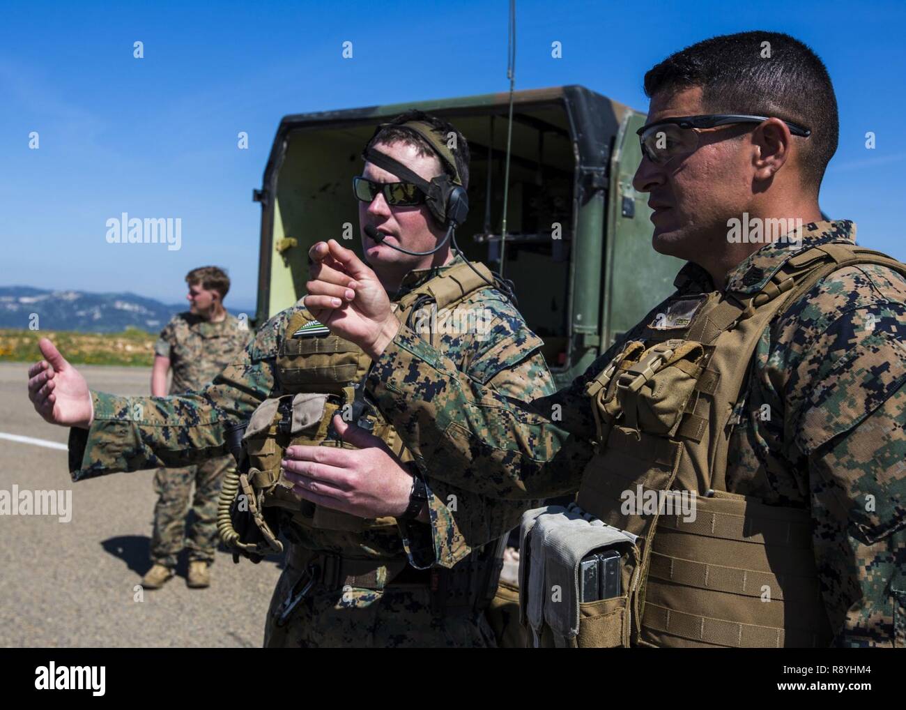 Us-Marines Sgt. Darin Hoover und Staff Sgt. Juan Fuentes, rifleman, Sicherheit Platoon, 3rd Battalion, 5th Marine Regiment der Plan der Ereignisse für eine schnelle - roping Übung in Camp Pendleton, Kalifornien, 16. März 2017 diskutiert. Marines mit 3Rd Battalion, 5th Marine Regiment Training für ihre bevorstehenden Einsatz werden mit dem 15 Marine Expeditionary Force. Stockfoto