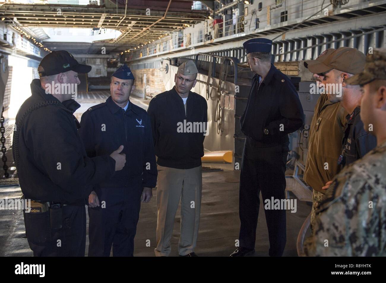 CHARLESTON, S.C. (Mar. 16, 2017) Leutnant David heidnischen gibt eine Tour von Amphibischen dock Landung Schiff USS Langley (LSD 41), US Air Force Colonel Rick Mathews, Commander, Joint Base Charleston. Stockfoto