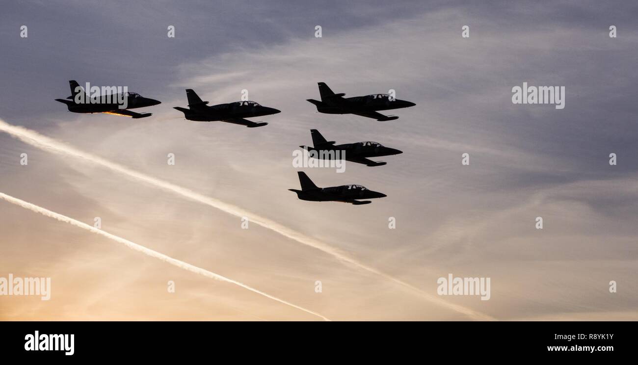 L-39 Albatros Flugzeugen zu den Patrioten Jet Team angehängte durchführen Luftakrobatik während der 2017 Twilight zeigen bei Marine Corps Air Station Yuma, Ariz., Freitag, 17. März 2017. Stockfoto