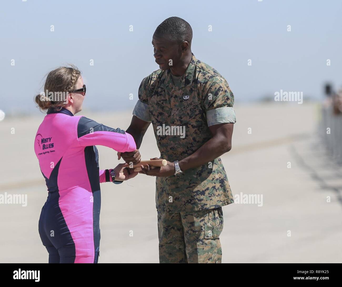 Hanna Albrecht, Mitglied der Misty Blues alle Frau Skydiving Team, besteht aus einem Stab an Sgt. Maj. Delvin Smythe, Marine Corps Air Station Yuma Sergeant Major, während der Airshow in WAB 2017 Yuma Yuma, Ariz., Samstag, 18. März 2017. Stockfoto