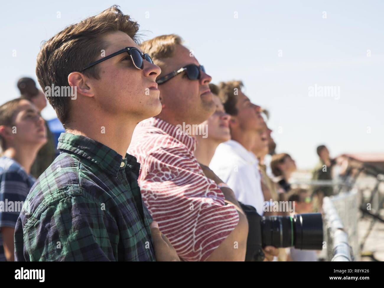 Die Gäste des 2017 Yuma Airshow stand mit ihren Händen über ihre Herzen während dem Spielen der Nationalhymne in der Marine Corps Air Station Yuma, Ariz., Samstag, 18. März 2017. Stockfoto