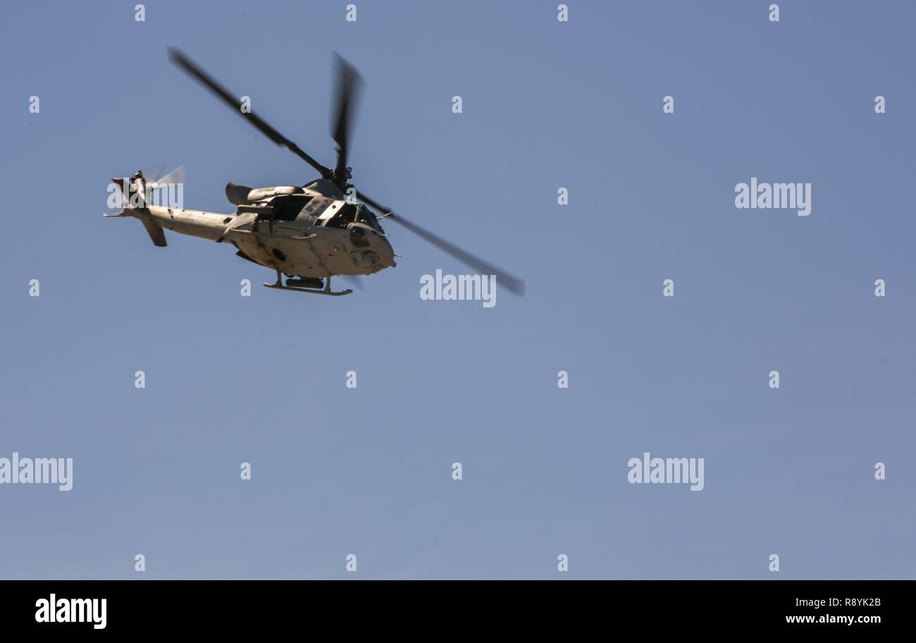 Ein UH-1Y Gift für die Meeresumwelt Operational Test and Evaluation Squadron 1 (VMX-1) führt eine Fly-by-Demonstration während der Airshow in 2017 Yuma Marine Corps Air Station Yuma, Ariz., Samstag, 18. März 2017. Stockfoto