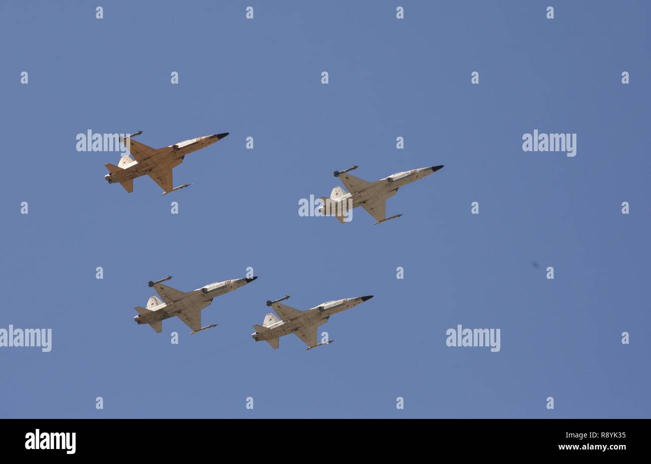 Us Marine Corps F5-N Tiger II Flugzeuge zu Marine Fighter Training Squadron 401 (VMFT-401) ein Vorbeiflug im Jahr 2017 Yuma Airshow durchführen bei Marine Corps Air Station Yuma, Ariz., 18. März 2017. Stockfoto