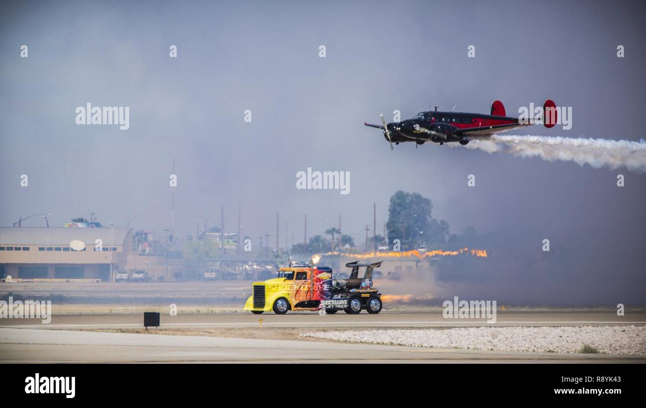 Die Shockwave Jet Truck führt einen schnellen Pass auf der Flightline mit Matt Younkin Twin Beech 18 während der Airshow in 2017 Yuma Marine Corps Air Station Yuma, Ariz., Samstag, 18. März 2017. Stockfoto