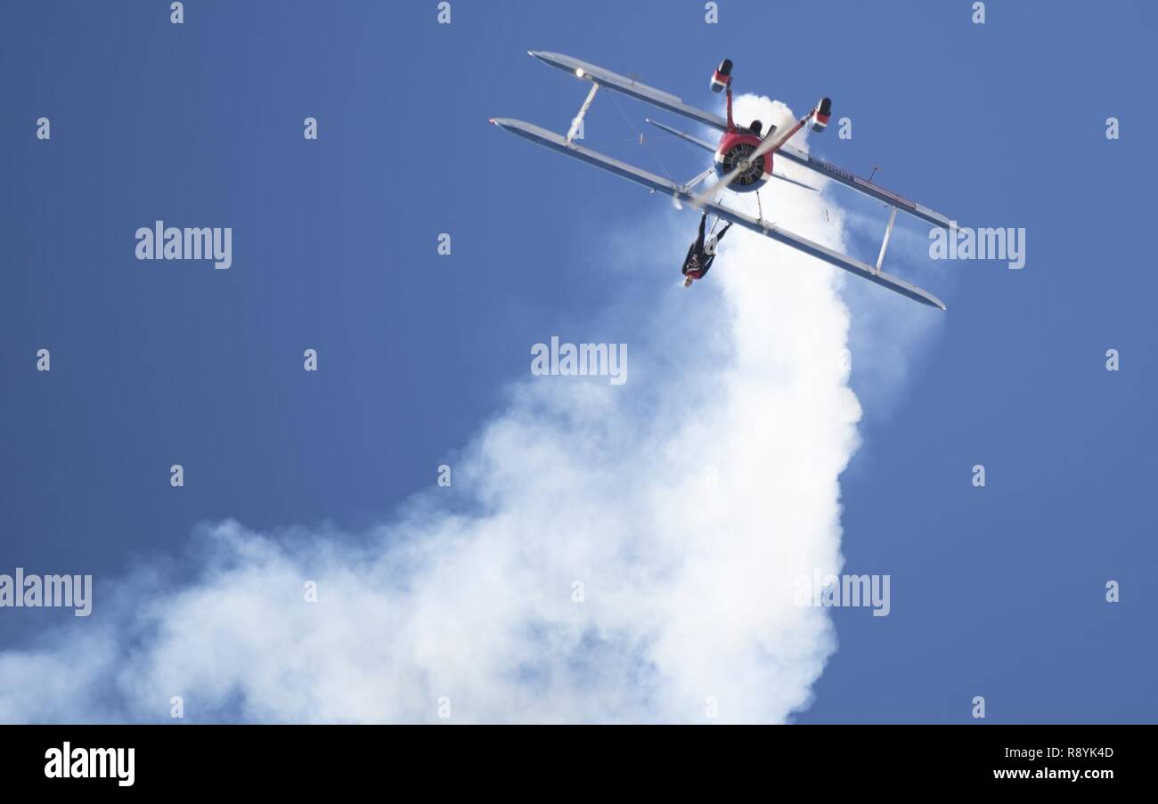 Greg Shelton, einem 450 Super Stearman Pilot, führt Flügel - Walking manuevers mit seiner Frau in die Flugzeuge während der Airshow in 2017 Yuma Marine Corps Air Station Yuma, Ariz., Samstag, 18. März 2017 beigefügt. Stockfoto