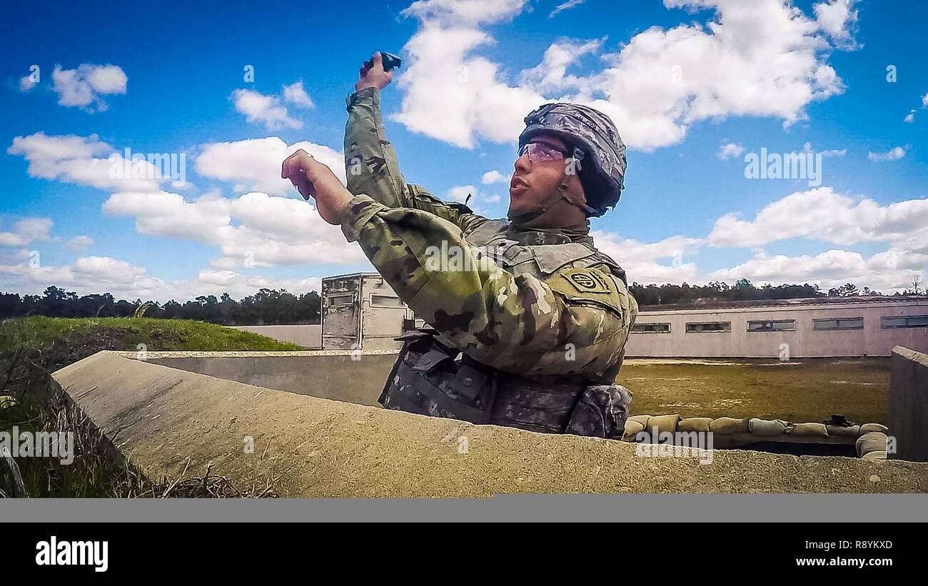 Ein Soldat von 122 Aviation Support Battalion, 82nd Combat Aviation Brigade bereitet eine Live M 67 Fragmentierung Handgranate bei einer Schulungsveranstaltung in Fort Bragg, N.C., 19. März zu lösen. Stockfoto