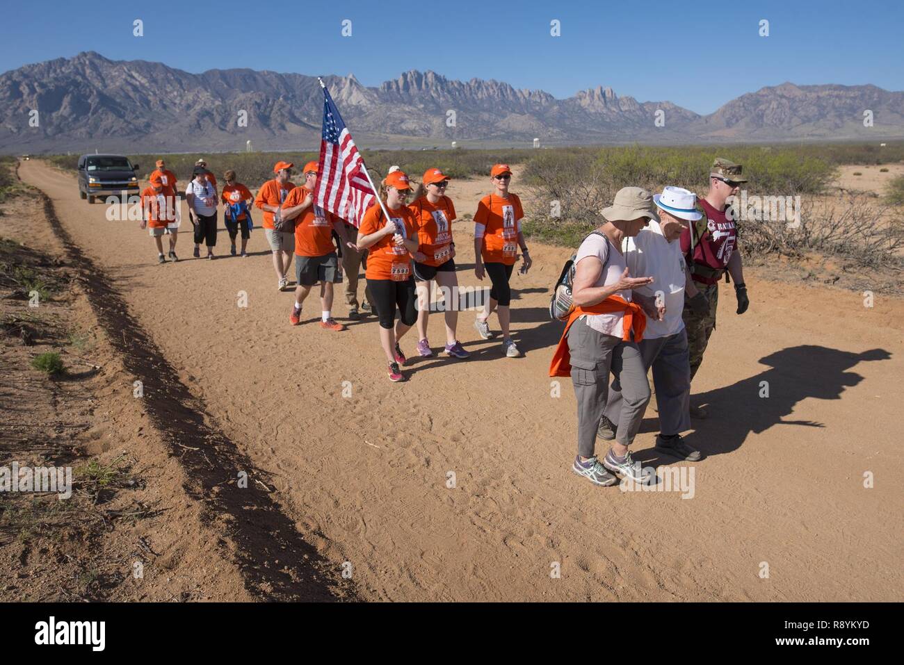 Pensionierte US-Army Oberst Ben Skardon, 99, ein Überlebender des Bataan Death March, überquert die New-Mexico Wüste unterstützt durch Mitglieder von Ben's Brigade, seinem treuen Support Team - bestehend aus ehemaligen Clemson University Studenten seines, Familie, Freunde und Verwandte von seinen Mitgefangenen des Krieges - während der bataan Gedenkstätte Todesmarsch im White Sands Missile Range, 19. März 2017. Bataan Skardon ist die einzige Überlebende, die in der Gedenkstätte März Spaziergänge. Er geht 8 und eine halbe Meilen und das war seine zehnte Zeit, es zu tun. Stockfoto