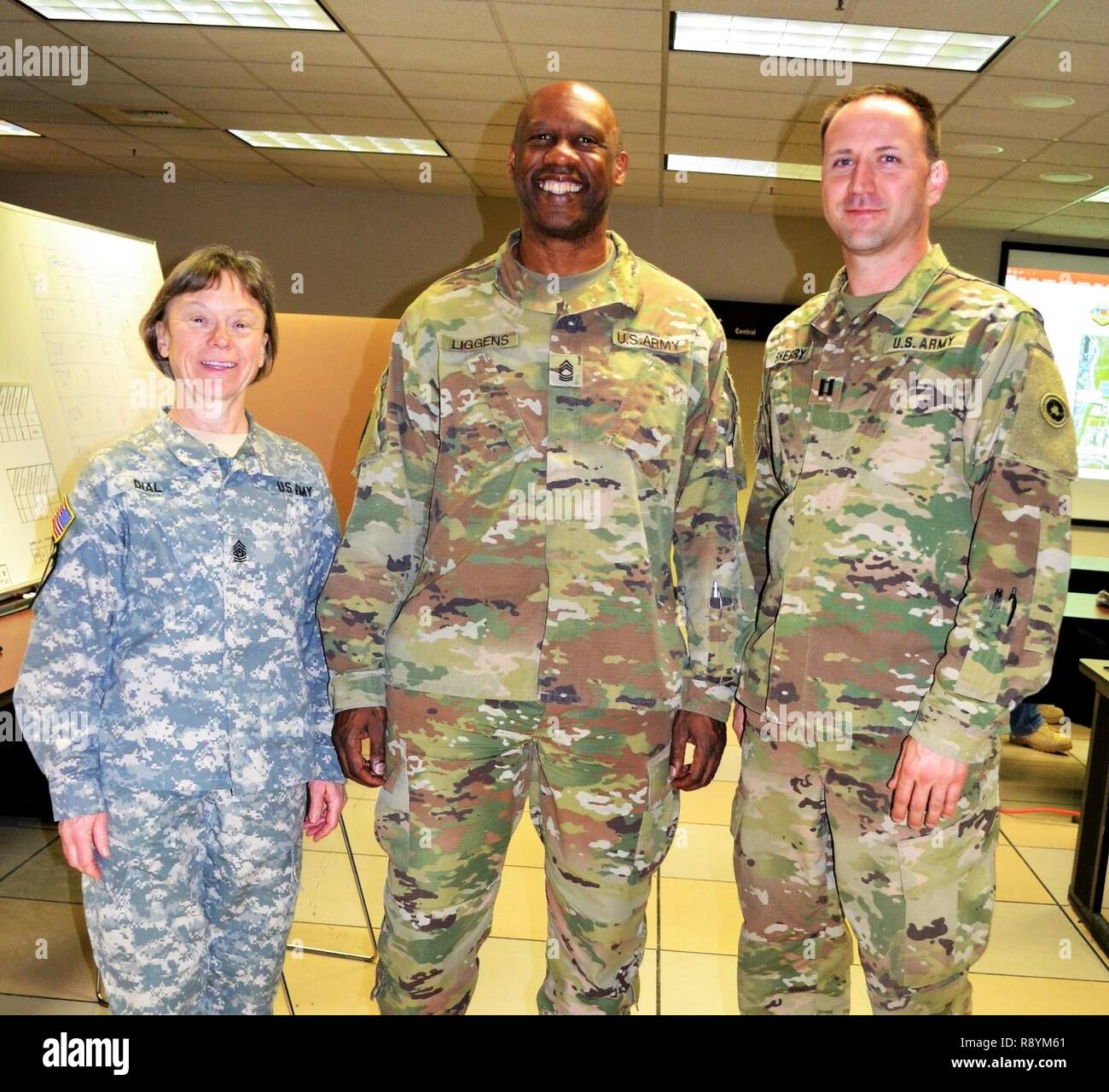 Command Sgt. Maj. Denise wählen, 469Th bekämpfen Sustainment Support Battalion command Sergeant Major Master Sgt. Carlos Liggens, 469Th CSSB NCOIC und Kapitän Brandon Sherry, 469Th CSSB Operations Officer, die taktischen Operationen, während der Bereich Training im Camp Parks finden Kräfte Training Area in Dublin, Kalifornien, 9. bis 12. März. Stockfoto