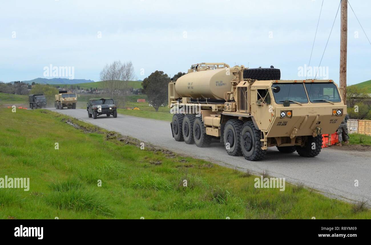 Soldaten und Elemente aus der 469Th bekämpfen Sustainment Unterstützung Bataillon nahm an einem Feld Training im Camp Parks finden Kräfte Training Area in Dublin, Kalifornien, 9. bis 12. März. Die 469Th CSSB kam zu Camp Parks und ein Bataillon taktische Operation Center, dann eine Base TOC im Bereich, wo die trace Einheiten konnten in Zelten leben und durch den Beobachter controller Trainern geleitet werden. Stockfoto