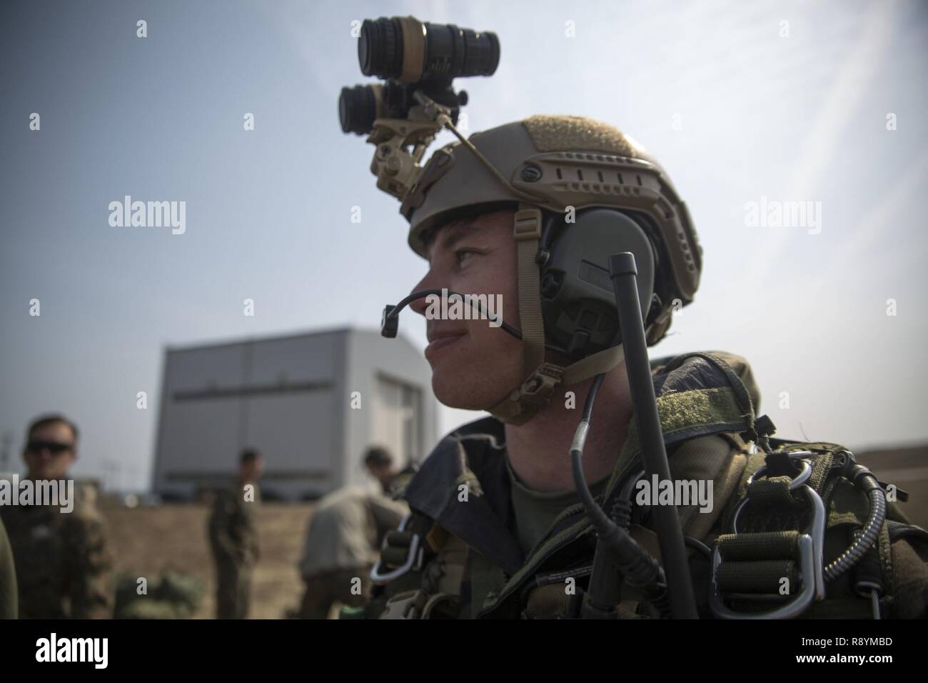 Cpl. Justin Morrall bereitet von einem US Army CH-47 Chinook, an Josari Drop Zone, der Republik Korea, 16. März 2017 zu springen, als Teil von Korea Marine übung Programm 17-6. Die Kombination unserer Bodentruppen sind stärker, wenn wir zusammen arbeiten, und wir sind bereit zu kämpfen." "Heute Abend Morall, Denver, Colorado, Eingeborener, ist ein Squad Automatic Weapon gunner mit 3d-Reconnaissance Bataillon, 3rd Marine Division, III Marine Expeditionary Force. Stockfoto