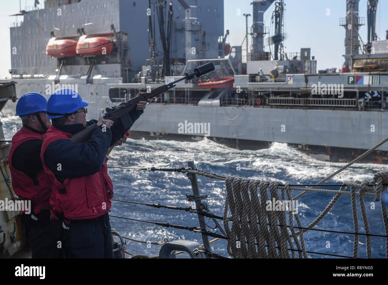 - Mittelmeer (19. März 2017) Die Gunner Mate 2. Klasse Matthew Austin feuert einen Schuß line an Bord der geführte Anti-raketen-Zerstörer USS Porter (DDG78) während einer laufenden Auffüllung mit der Flotte Auffüllung öler USNS Joshua Humphreys (T-AO 188), 19. März 2017. Porter, Vorwärts - Rota, Spanien bereitgestellt werden, ist die Durchführung von naval Operations in den USA 6 Flotte Bereich der Maßnahmen zur Unterstützung der US-amerikanischen nationalen Sicherheitsinteressen in Europa. Stockfoto