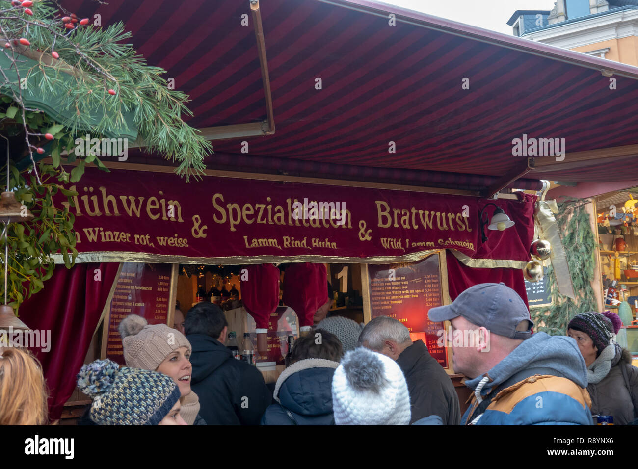 Dresden, Deutschland, 14. Dezember, 2018: Umsatz stehen für Glühwein ...