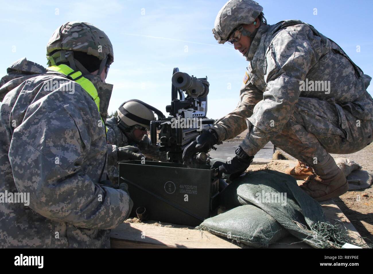 U.S. Army Reserve Pfc. Apela Solofa, B., 301 Military Intelligence Battalion, der militärische Geheimdienst Bereitschaft Befehl, reinigt bis verbrachte MK-19 automatische Granatwerfer Munition nach Boden Qualifizierung im Betrieb Cold Steel am Fort McCoy, Wis., 19. März 2017. Betrieb Cold Steel ist der US-Armee finden Crew - Serviert Waffen Qualifizierung und Validierung Übung, um zu gewährleisten, dass America's Army Reserve Einheiten und Soldaten ausgebildet sind und bereit, auf kurze bereitstellen - Bekanntmachung und Bekämpfung - bereit und tödlichen Feuerkraft zur Unterstützung der Armee und unsere gemeinsamen Partner überall in der bringen wird Stockfoto