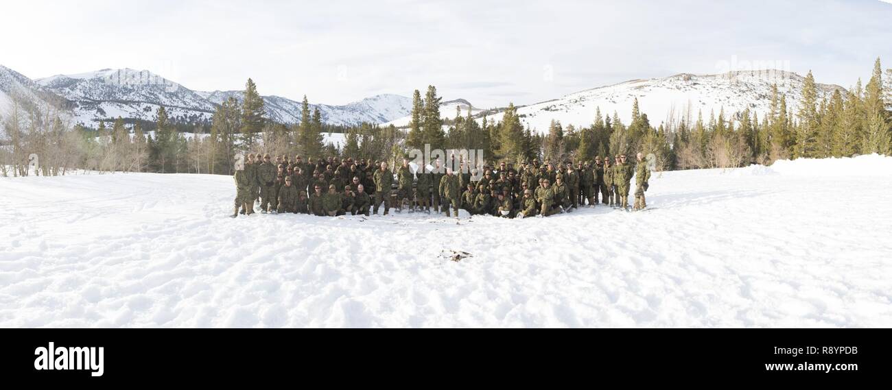 Von der Mittelstellung nach rechts, Sgt. Maj. William Sowers, Sergeant Major 1. Marine Division, Sgt. Maj. Bradley Kasal, Sergeant Major von I Marine Expeditionary Force (IMEF), Generalmajor Daniel O'Donohue, Kommandierender General der 1. Marine Division, Generalleutnant Lewis Craparotta, Kommandierender General des IMEF, Oberstleutnant Chris Haar, kommandierender Offizier der Ersten Combat Engineer Battalion (CEB), Sgt. Maj. John Lewis, Sergeant Major 1. CEB und US-Marines mit 1 CEB und 7. Unterstützung der Techniker Bataillon, für ein Foto während der Berg Training Übung (MTX) 2-17 Pose auf der Marine Corps Berg Kriegsführung Tra Stockfoto