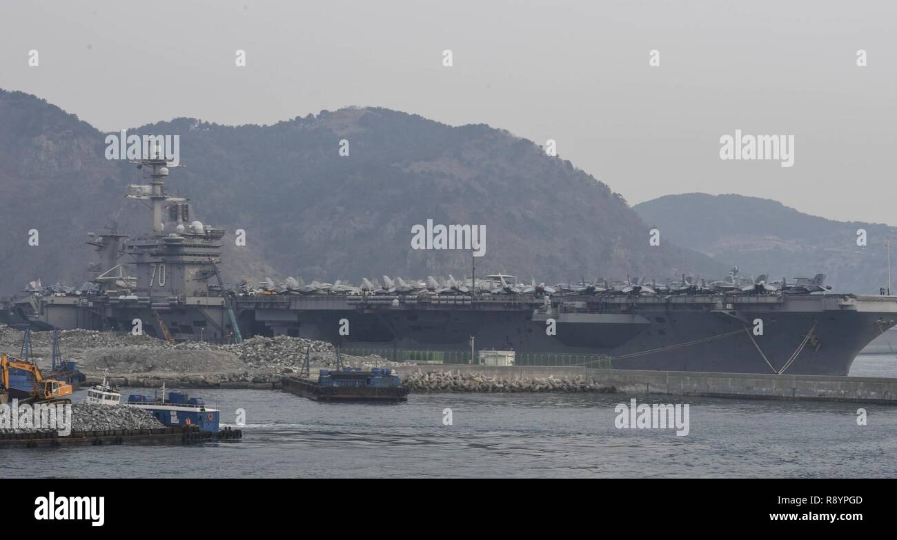 BUSAN, Republik Korea (20. März 2017) Der Nimitz-Klasse Flugzeugträger USS Carl Vinson (CVN 70) bereitet die Naval Base Busan, Republik Korea, ab. Das Schiff und seine Carrier strike Group sind auf einem westlichen Pazifik Bereitstellung als Teil der US-Pazifikflotte-Initiative die Befehls- und Steuerfunktionen der USA 3 Flotte zu erweitern. Stockfoto