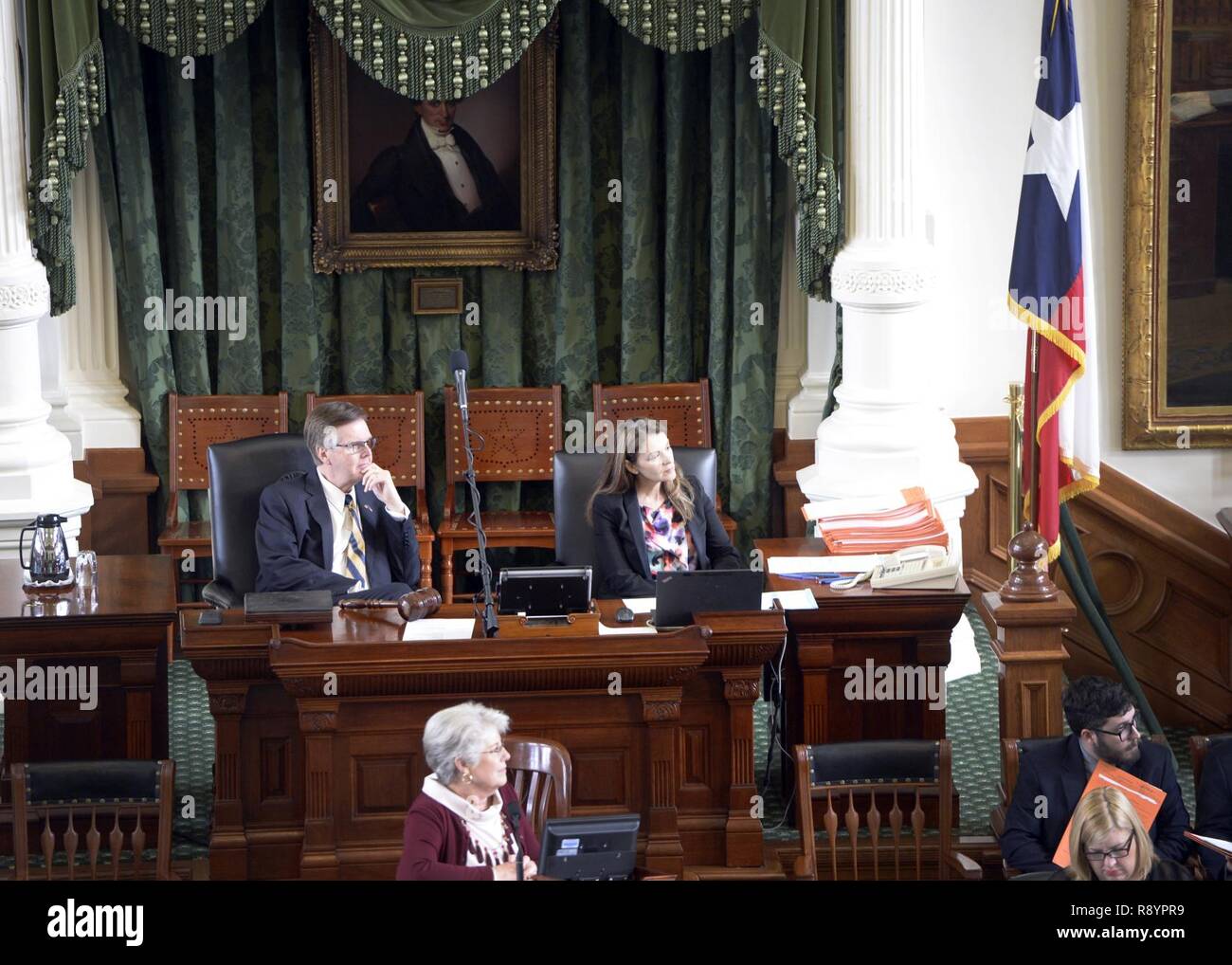 Texas Leutnant. Dan Patrick (links) von Houston und Senat Personal, Sitzen während der Lesung von Texas Senat Resolution 242 zu Ehren des Doolittle Räuber des II. Weltkriegs, in Austin, Texas, 6. März 2017. SR 242 wurde von der Sen. Donna Campbell, M.D., Vorsitzender der Texas Senat Ausschusses für Veteran Angelegenheiten und Sicherheit verfasst. Stockfoto