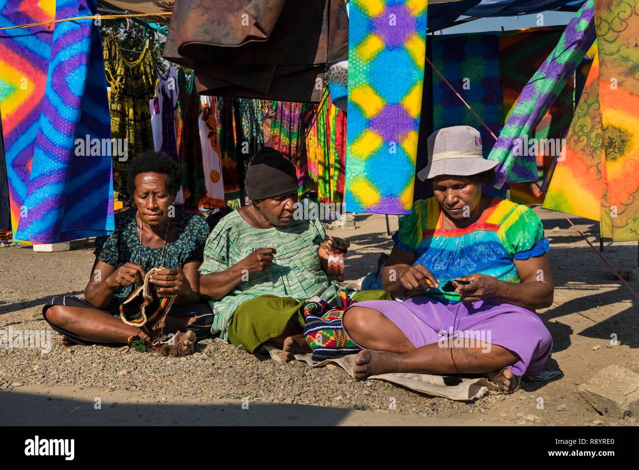 Papua-neuguinea, National Capital District, Port Moresby, Boroko, Boroko Handwerkermarkt, Frauen, die traditionelle stringbags bilum genannt Stockfoto