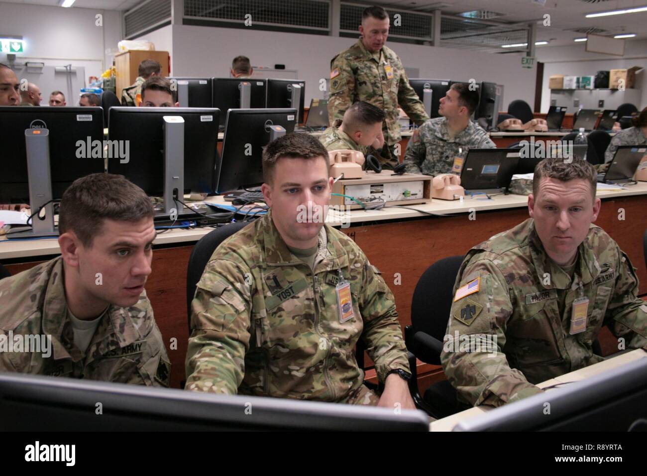 Master Sgt. Lance Zerger, Intel noncommissioned Officer verantwortlich, Sitz und Hauptverwaltung Batterie, 1.BATAILLON 160 Field Artillery, 1. Lt. Micha Yost, brigade Provost Marshal, Sitz und die Konzernzentrale, 45th Infantry Brigade Combat Team und Maj. Jeremy Taylor, Operations Officer, Sitz und Hauptverwaltung Truppe, 1st Squadron 180 Cavalry Regiment, 45th IBCT, führen ein Abstand von Bränden Schlacht bohren während Allied Geistes VI. Mehr als 50 Oklahoma Citizen-Soldiers und Flieger von der Oklahoma National Guard sind Teil einer multinationalen Übung mit über 2.700 p Stockfoto