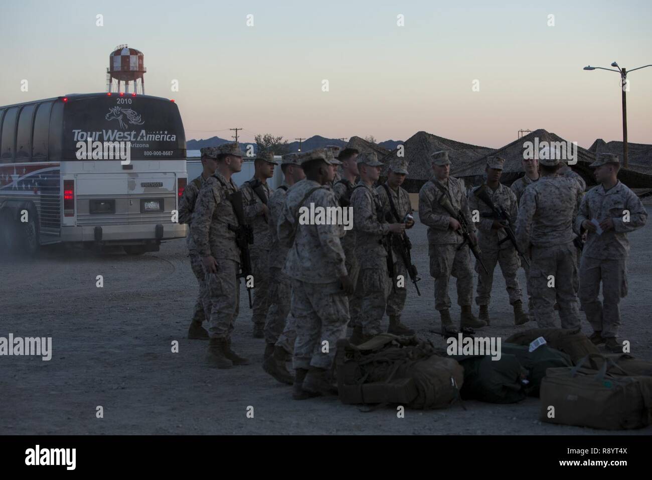 Us-Marines mit Fox Unternehmen, 2.BATAILLON, 6 Marine Regiment, 2nd Marine Division (2d MARDIV), Ankunft am Vorwärts Operating Base Laguna, U.S. Army Yuma Testgelände für Talon Übung (Talon Ex) 2-17, Yuma, A.Z., 19. März 2017. Der Zweck von Talon Ex wurde für Boden Kampf Einheiten integrierte Ausbildung zur Unterstützung der Waffen und Taktiken Instructor Kurs (WTI) 2-17 durchzuführen, bewirtet durch Marine Aviation Waffen und Taktiken Squadron (MAWTS-1). Stockfoto