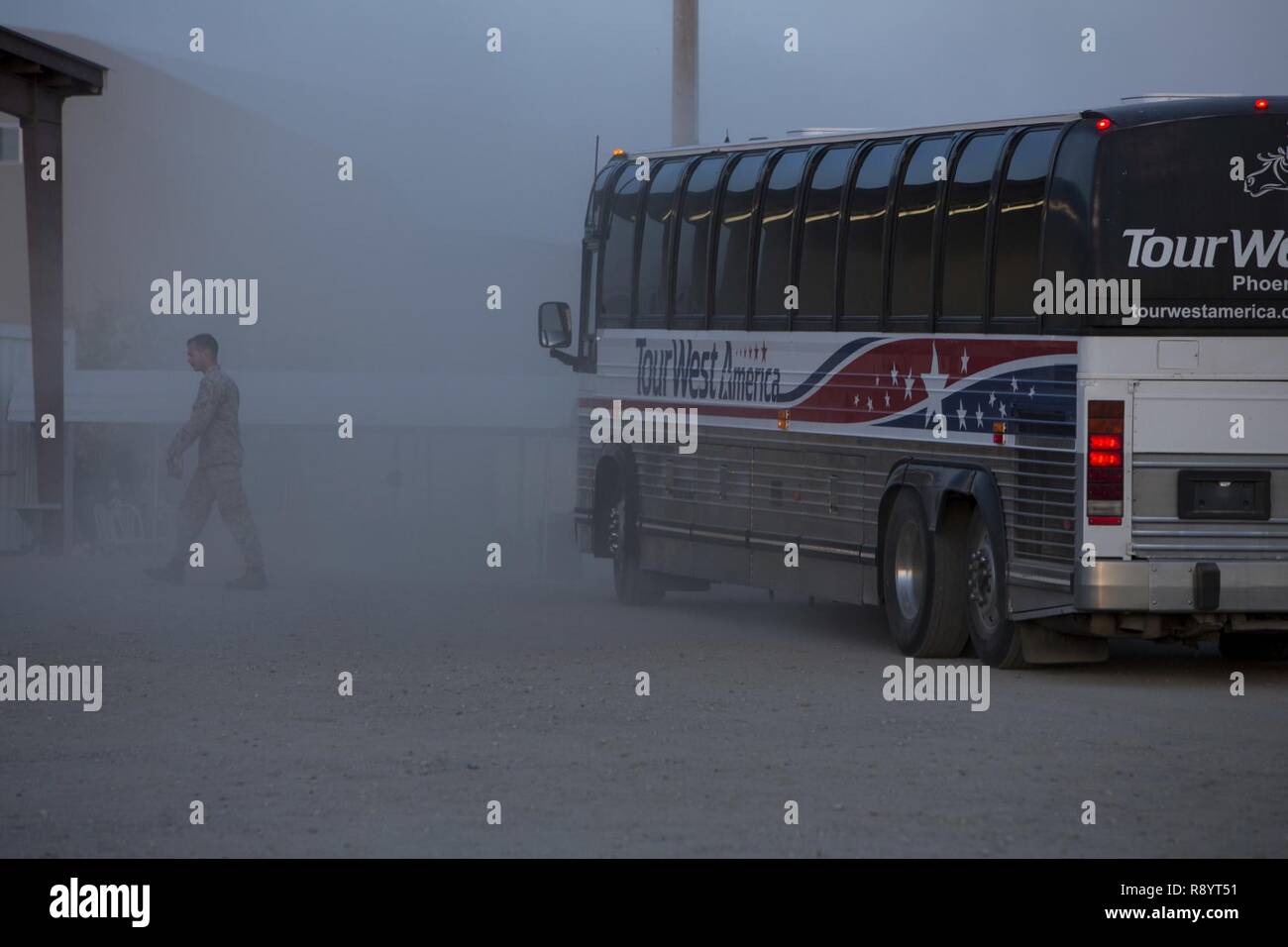 Ein Bus zuvor die US-Marines mit Fox Unternehmen, 2.BATAILLON, 6 Marine Regiment, 2nd Marine Division (2d MARDIV), fährt Forward Operating Base Laguna, U.S. Army Yuma Proving Grounds holding Talon Übung (Talon Ex) 2-17, Yuma, A.Z., 19. März 2017. Der Zweck von Talon Ex wurde für Boden Kampf Einheiten integrierte Ausbildung zur Unterstützung der Waffen und Taktiken Instructor Kurs (WTI) 2-17 durchzuführen, bewirtet durch Marine Aviation Waffen und Taktiken Squadron (MAWTS-1). Stockfoto